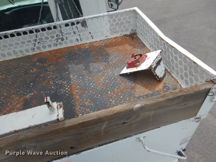 image for item FT9472 2004 International 7400 digger derrick truck