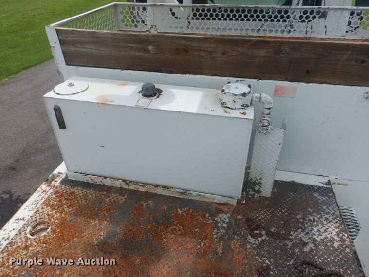 image for item FT9472 2004 International 7400 digger derrick truck