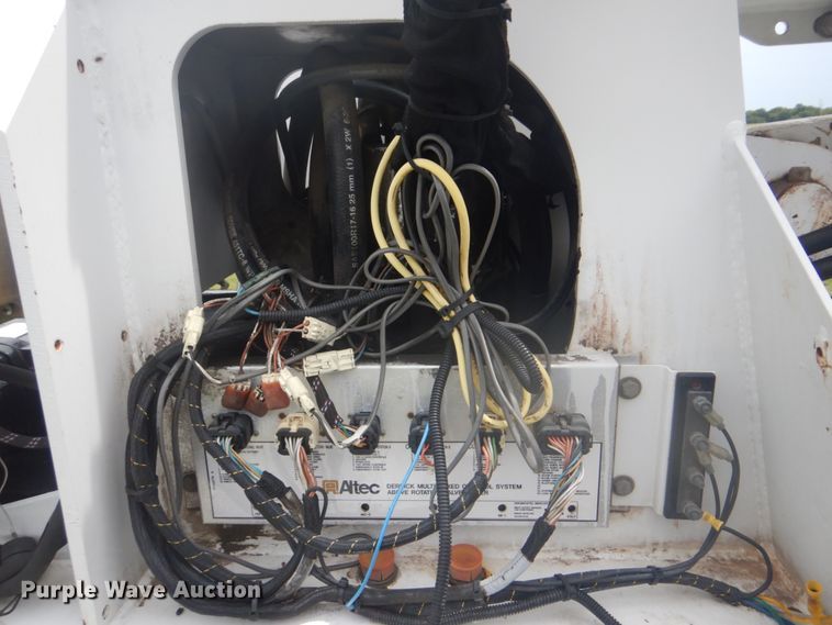 image for item FT9472 2004 International 7400 digger derrick truck