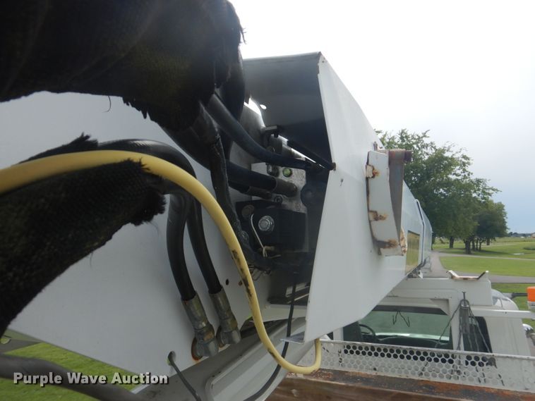 image for item FT9472 2004 International 7400 digger derrick truck