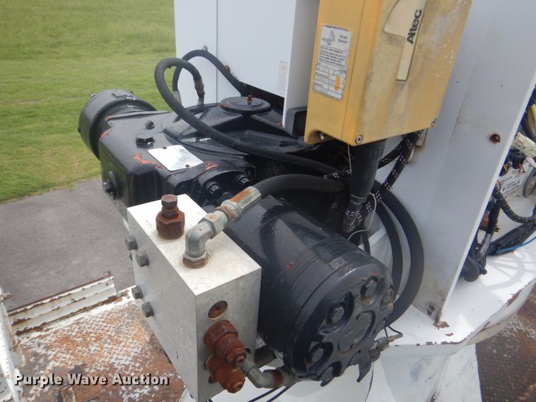 image for item FT9472 2004 International 7400 digger derrick truck