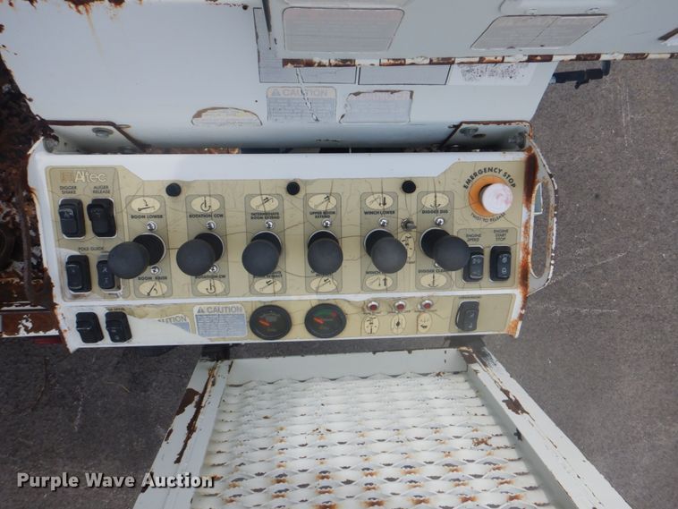 image for item FT9472 2004 International 7400 digger derrick truck