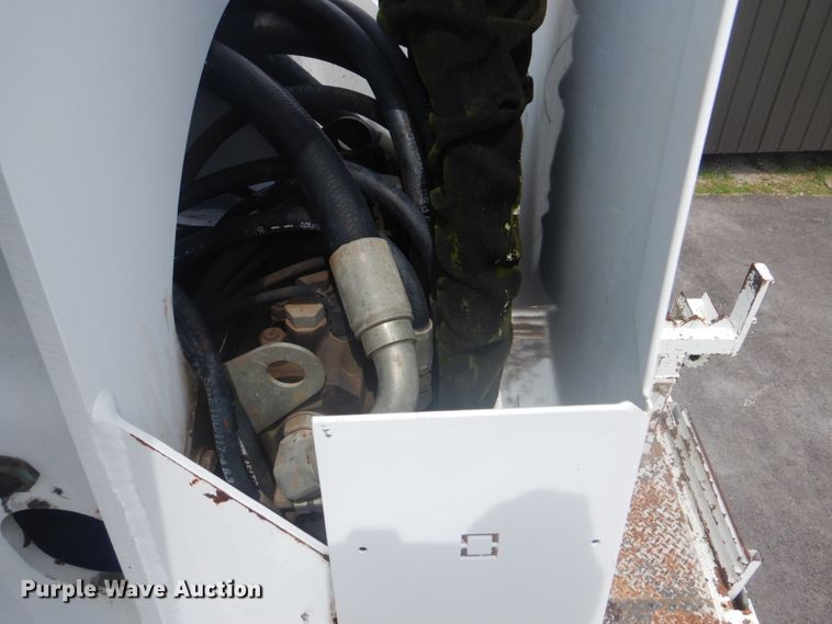 image for item FT9472 2004 International 7400 digger derrick truck