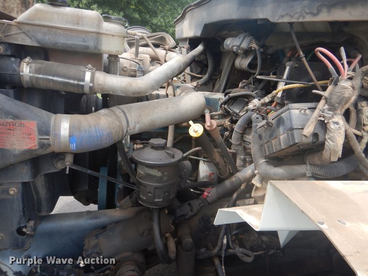 image for item FT9472 2004 International 7400 digger derrick truck