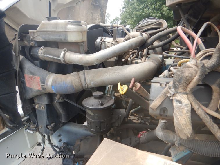 image for item FT9472 2004 International 7400 digger derrick truck