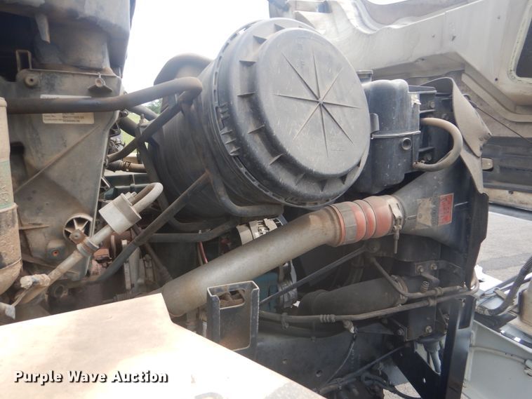 image for item FT9472 2004 International 7400 digger derrick truck