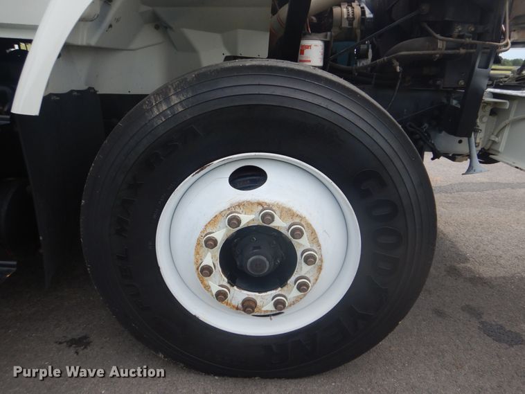 image for item FT9472 2004 International 7400 digger derrick truck