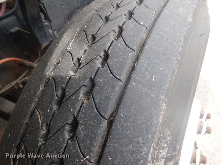 image for item FT9472 2004 International 7400 digger derrick truck