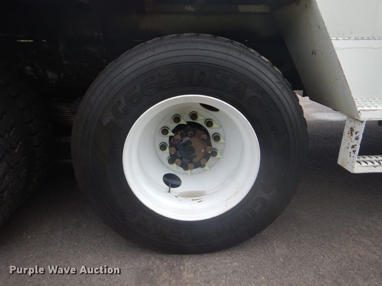 image for item FT9472 2004 International 7400 digger derrick truck