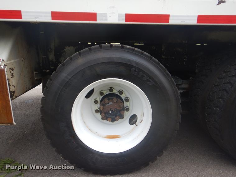 image for item FT9472 2004 International 7400 digger derrick truck