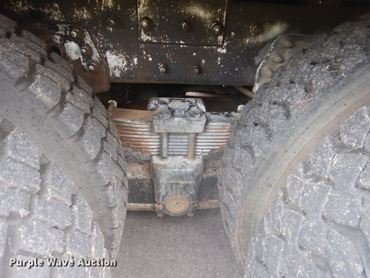 image for item FT9472 2004 International 7400 digger derrick truck