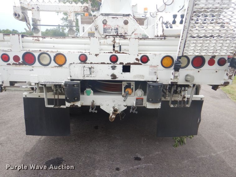 image for item FT9472 2004 International 7400 digger derrick truck