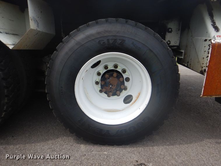 image for item FT9472 2004 International 7400 digger derrick truck