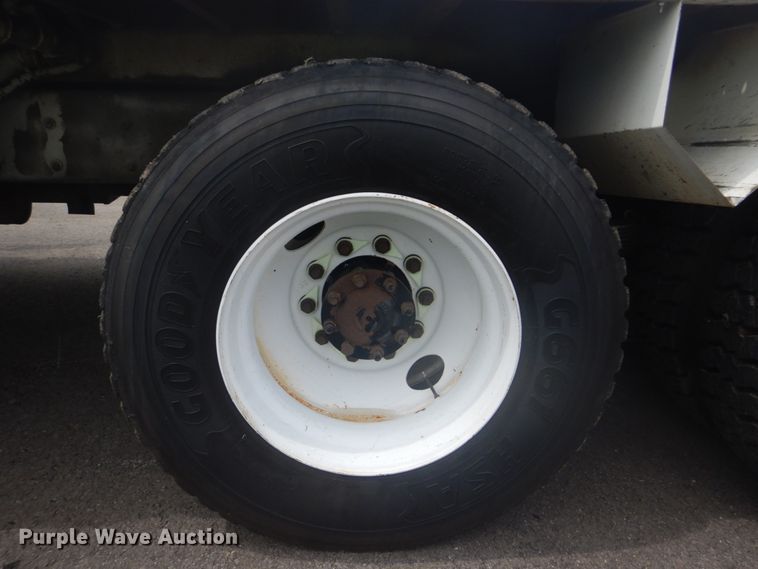 image for item FT9472 2004 International 7400 digger derrick truck