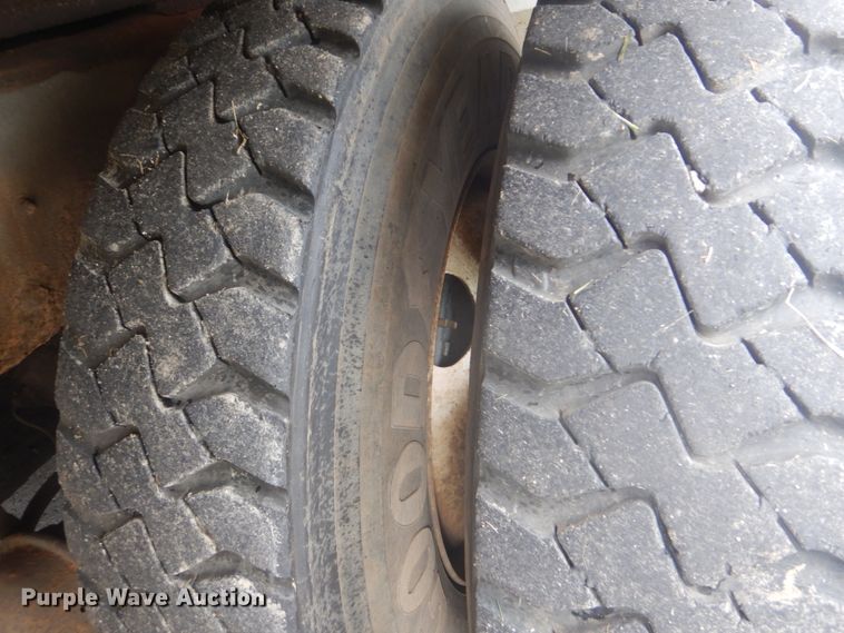 image for item FT9472 2004 International 7400 digger derrick truck