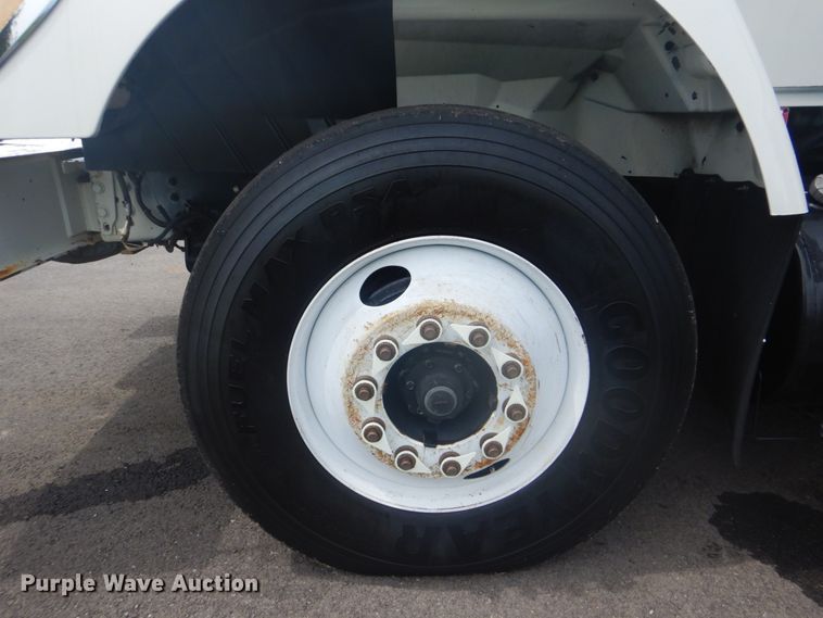 image for item FT9472 2004 International 7400 digger derrick truck