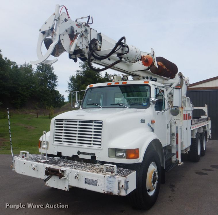 image for item FT9473 1997 International 4900 digger derrick truck