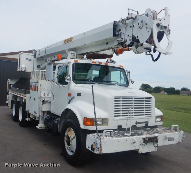 image for item FT9473 1997 International 4900 digger derrick truck