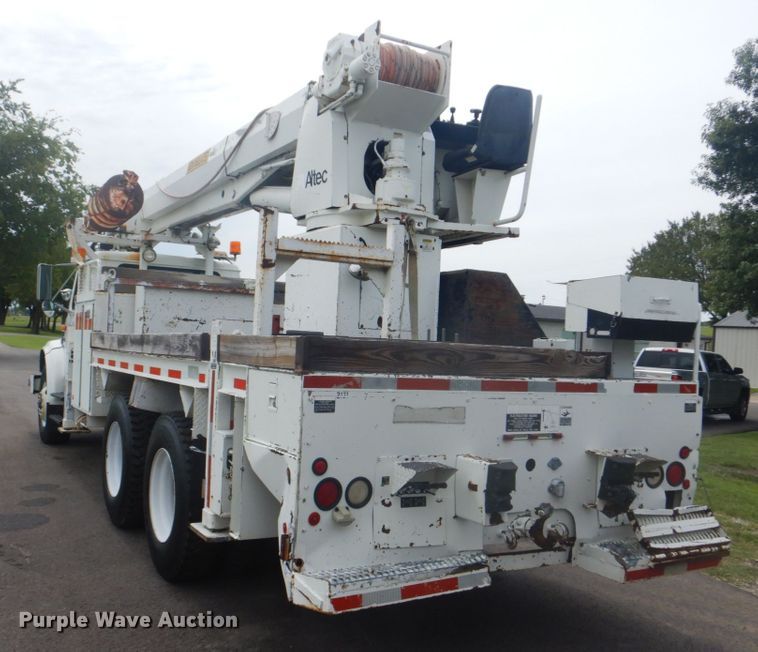 image for item FT9473 1997 International 4900 digger derrick truck