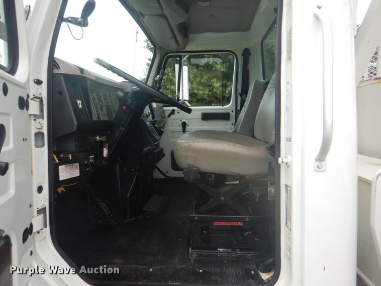 image for item FT9473 1997 International 4900 digger derrick truck