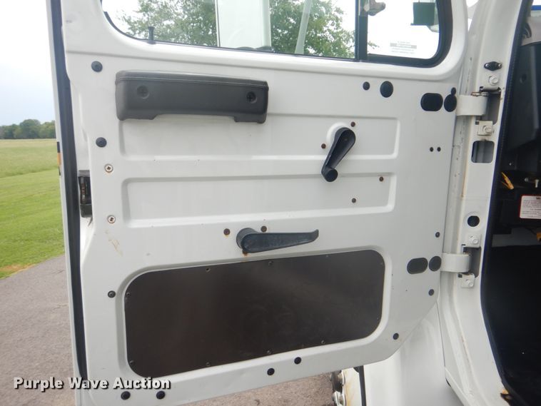 image for item FT9473 1997 International 4900 digger derrick truck