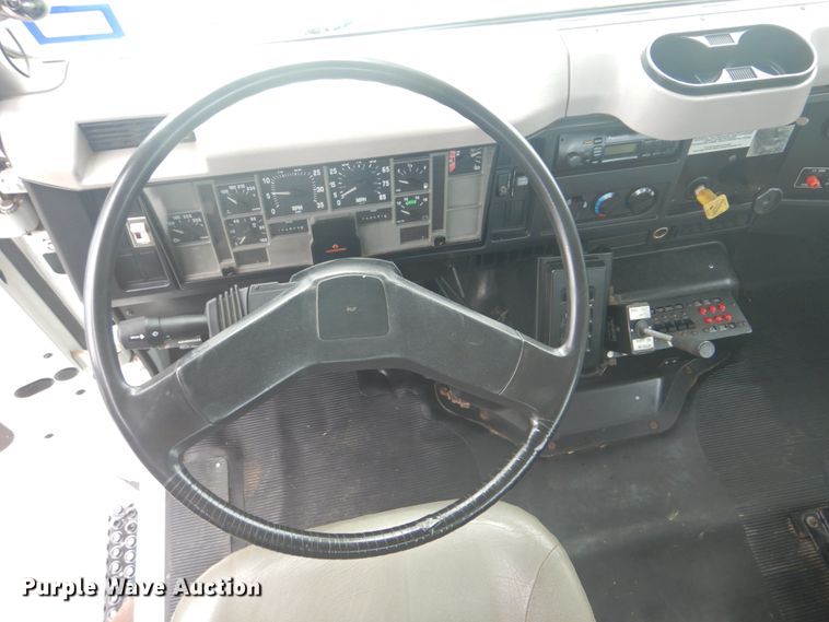 image for item FT9473 1997 International 4900 digger derrick truck