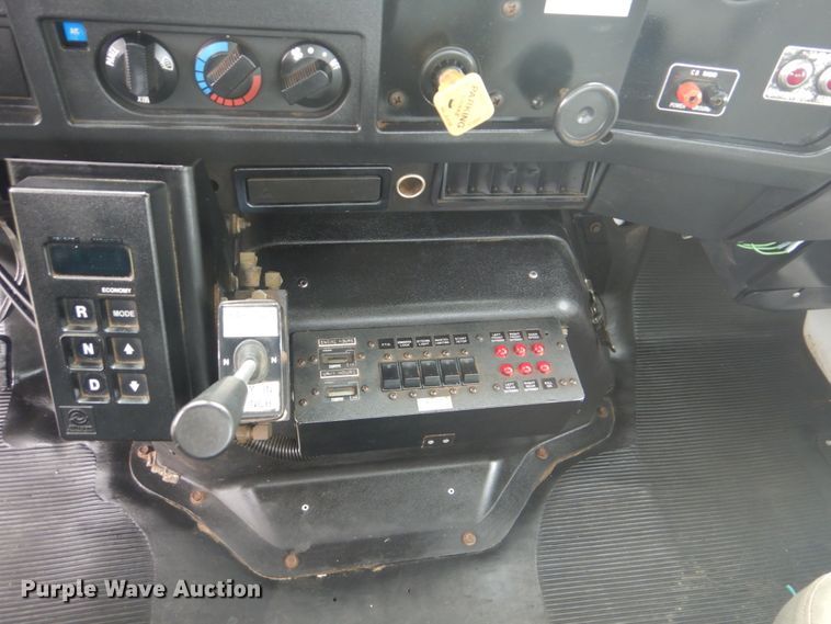 image for item FT9473 1997 International 4900 digger derrick truck