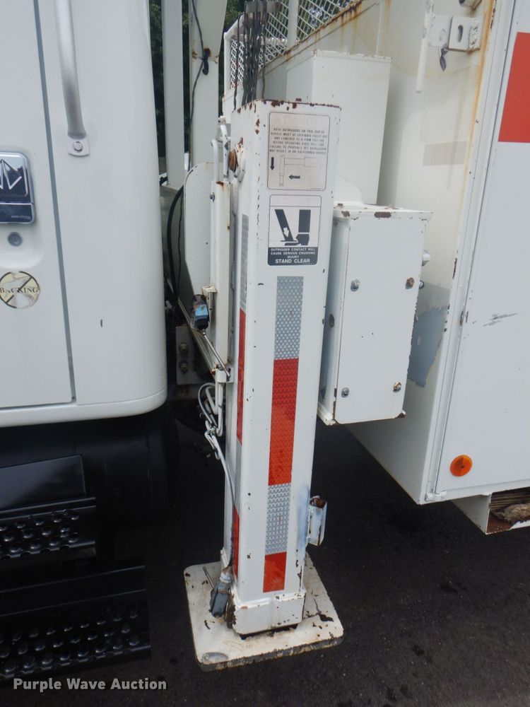 image for item FT9473 1997 International 4900 digger derrick truck