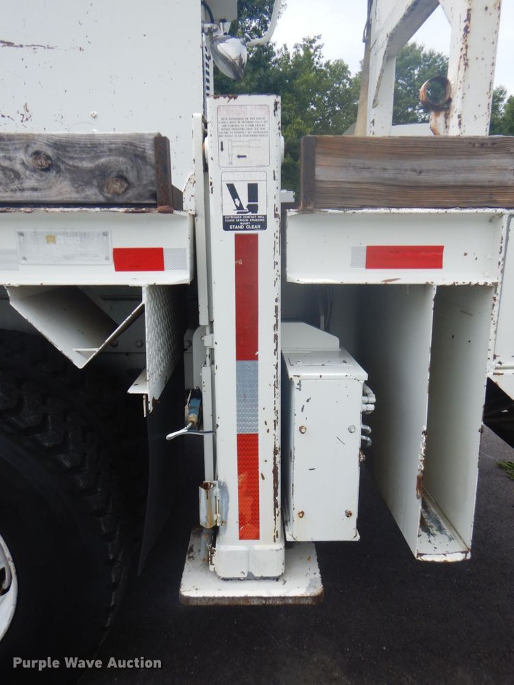 image for item FT9473 1997 International 4900 digger derrick truck