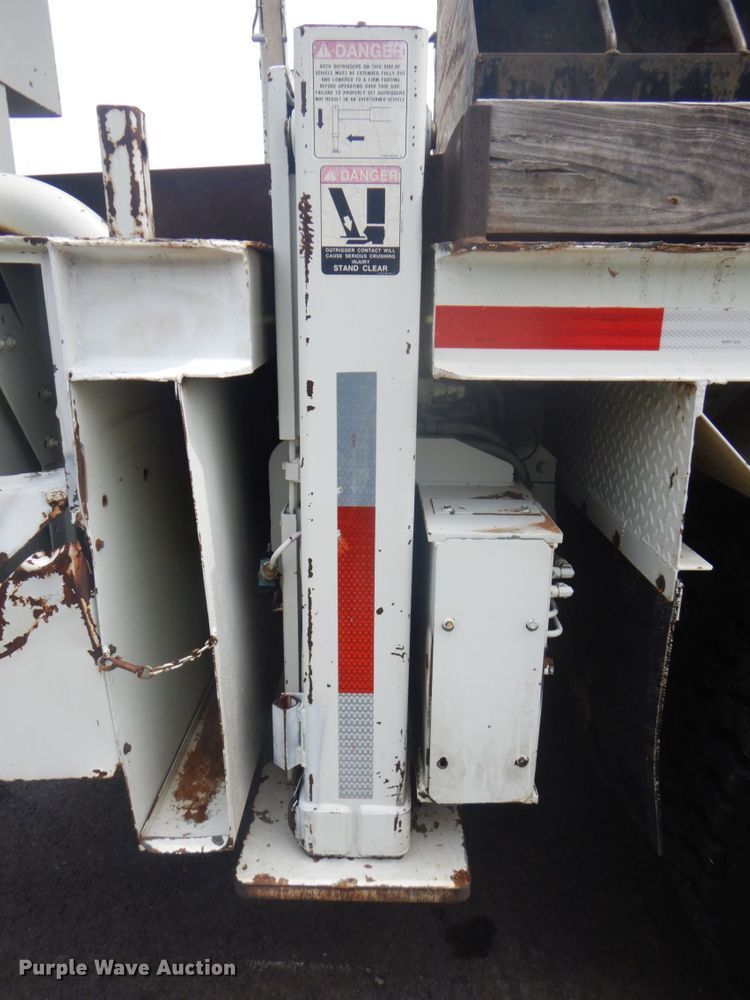 image for item FT9473 1997 International 4900 digger derrick truck