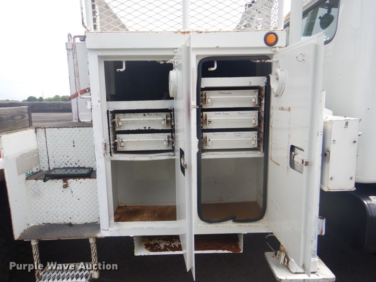 image for item FT9473 1997 International 4900 digger derrick truck