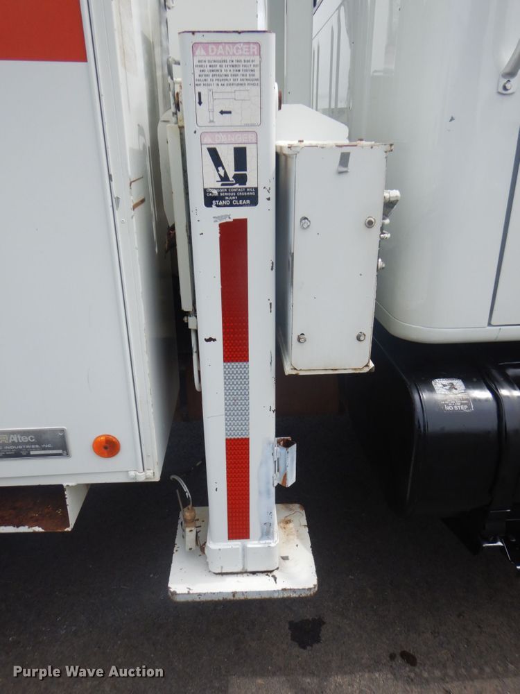 image for item FT9473 1997 International 4900 digger derrick truck