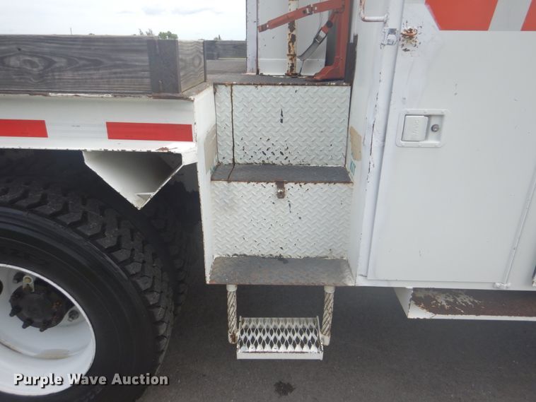 image for item FT9473 1997 International 4900 digger derrick truck