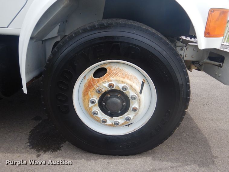 image for item FT9473 1997 International 4900 digger derrick truck