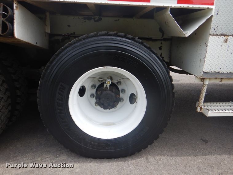 image for item FT9473 1997 International 4900 digger derrick truck