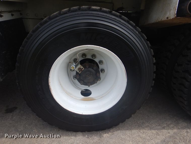 image for item FT9473 1997 International 4900 digger derrick truck