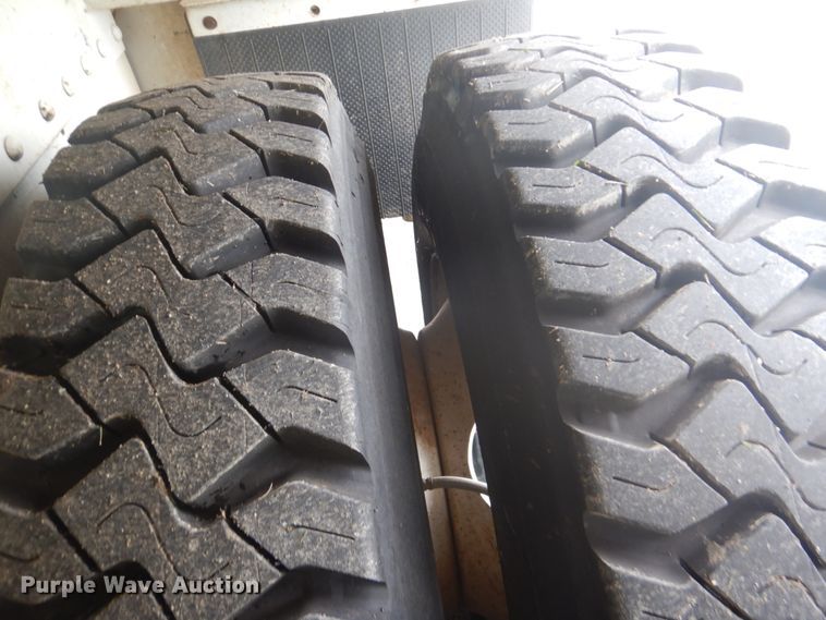 image for item FT9473 1997 International 4900 digger derrick truck