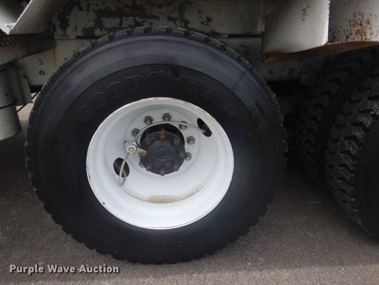 image for item FT9473 1997 International 4900 digger derrick truck