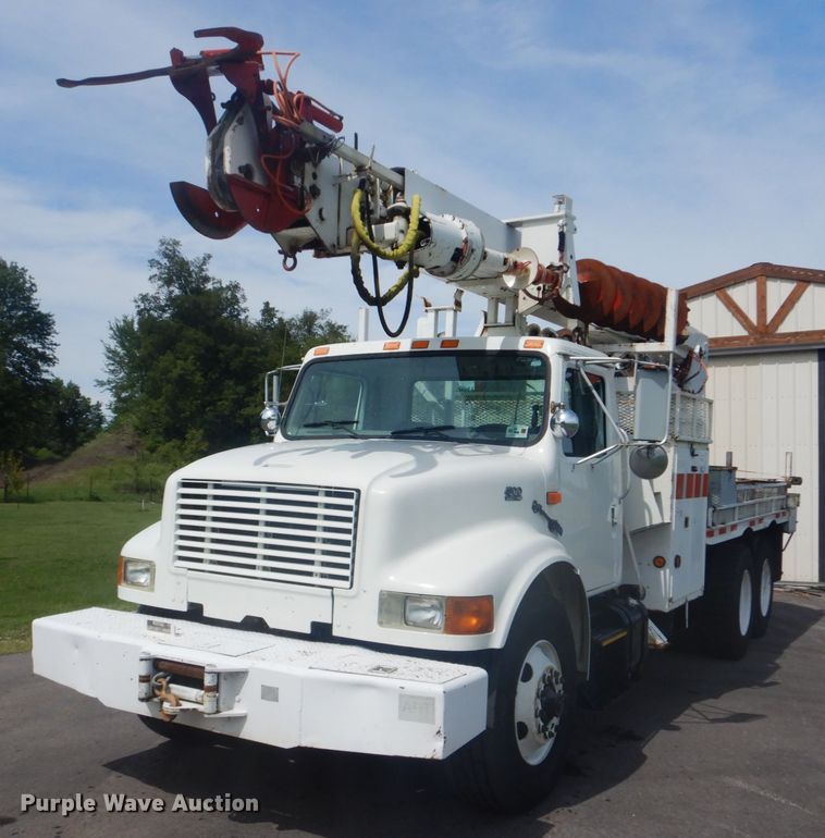 image for item FT9474 2002 International 4900 digger derrick truck