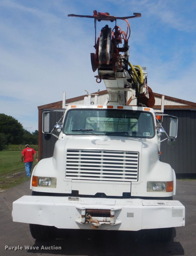 image for item FT9474 2002 International 4900 digger derrick truck