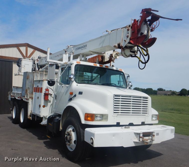 image for item FT9474 2002 International 4900 digger derrick truck