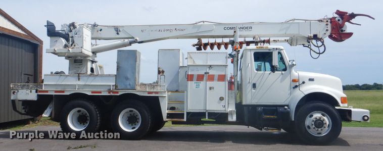 image for item FT9474 2002 International 4900 digger derrick truck