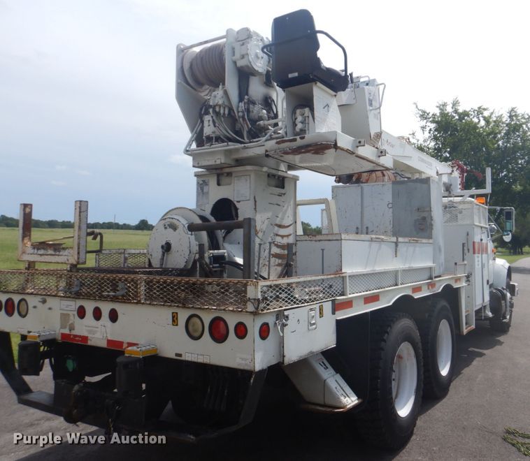 image for item FT9474 2002 International 4900 digger derrick truck