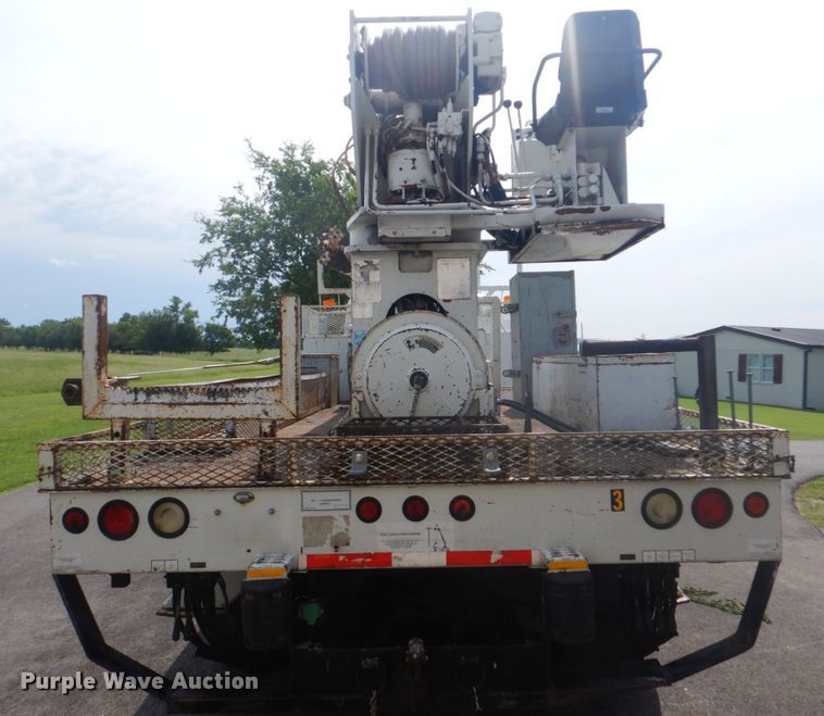 image for item FT9474 2002 International 4900 digger derrick truck