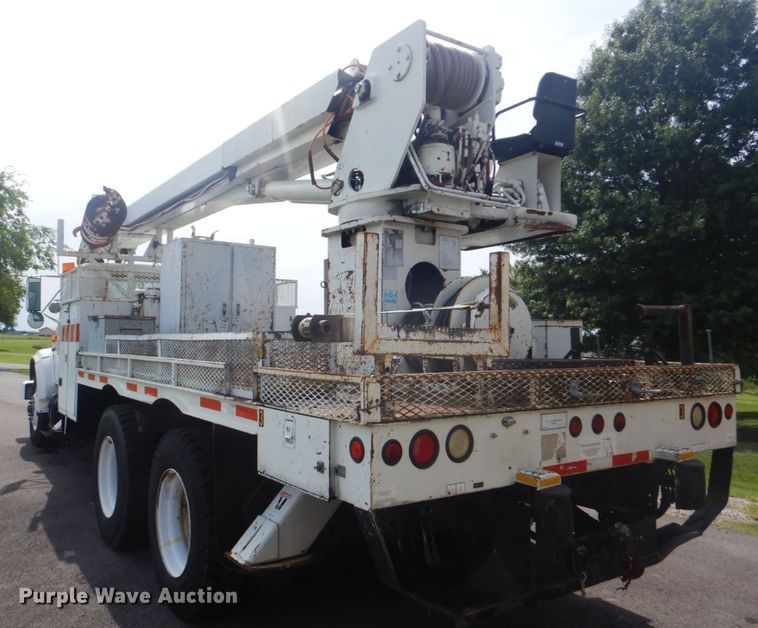 image for item FT9474 2002 International 4900 digger derrick truck