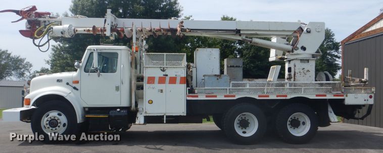image for item FT9474 2002 International 4900 digger derrick truck