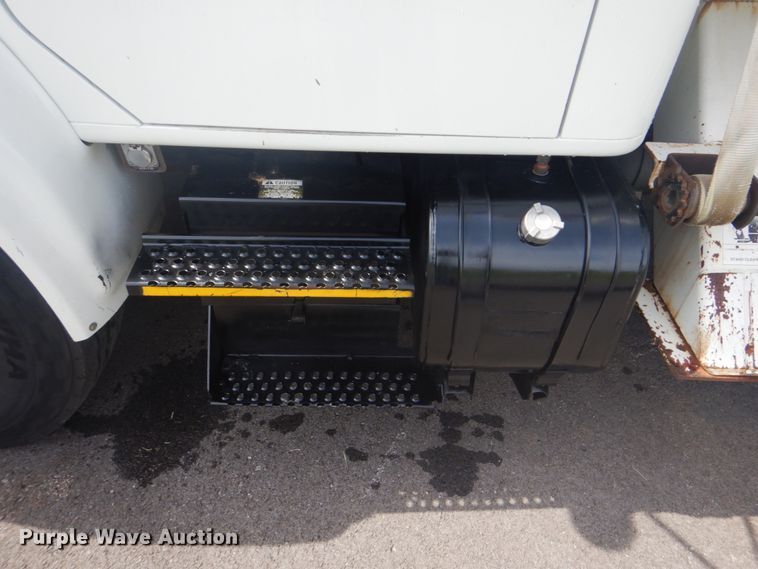 image for item FT9474 2002 International 4900 digger derrick truck