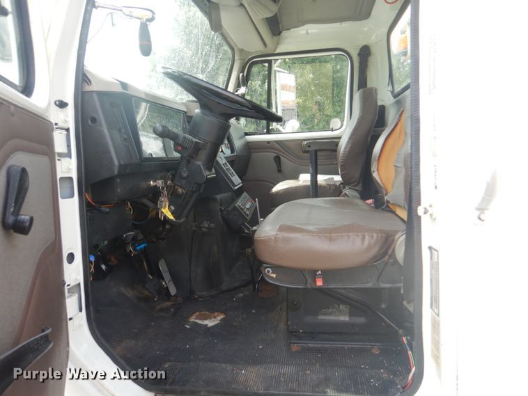 image for item FT9474 2002 International 4900 digger derrick truck