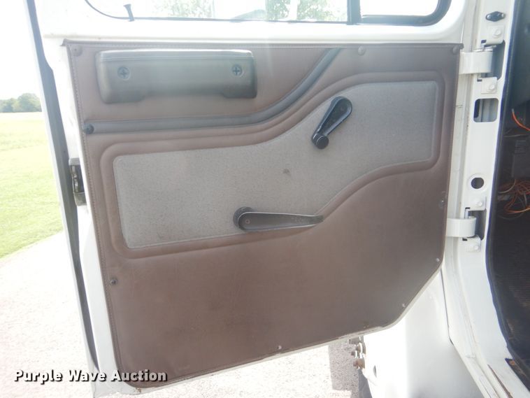 image for item FT9474 2002 International 4900 digger derrick truck