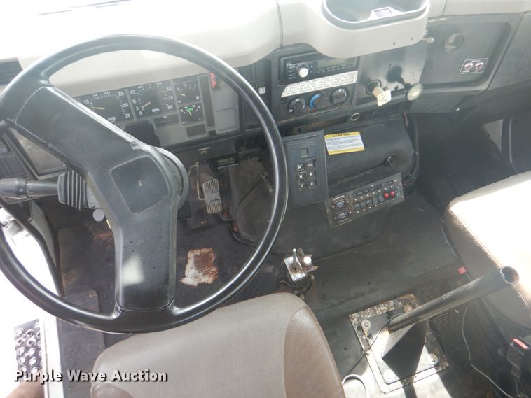 image for item FT9474 2002 International 4900 digger derrick truck